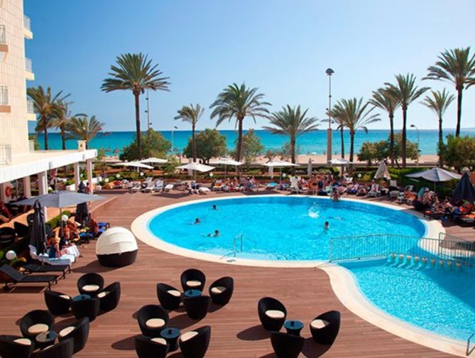 Zwembadzijde bij HM Tropical Hotel in Playa de Palma, Spanje foto 2