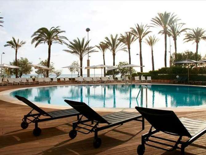 Zwembadzijde bij HM Tropical Hotel in Playa de Palma, Spanje foto 1