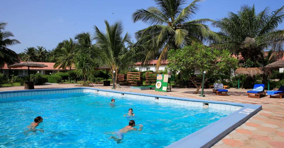 Zwembad van Holiday Beach Club Hotel Kololi, Gambia foto 1