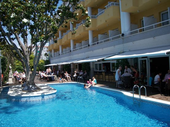 Zwembad van Augusta Club Hotel Lloret de Mar, Spanje foto 2