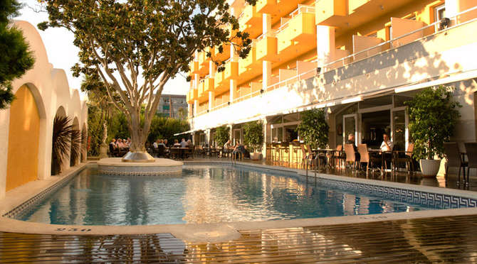 Zwembad van Augusta Club Hotel Lloret de Mar, Spanje foto 1