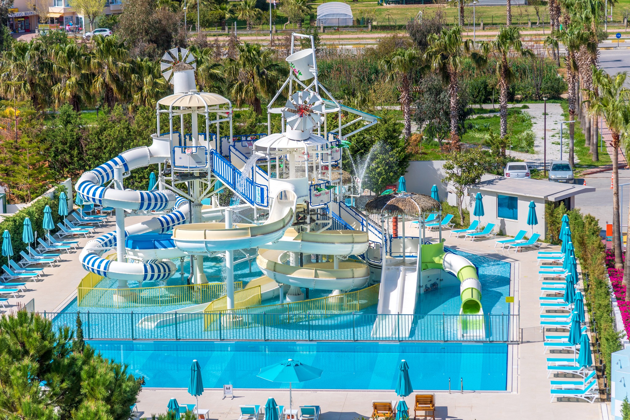 Zwembad met glijbanen van Baia Hotel in Lara, Turkije foto 2
