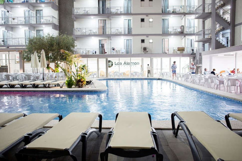 Zwembadzijde bij Los Alamos Hotel in Benidorm, Spanje foto 1