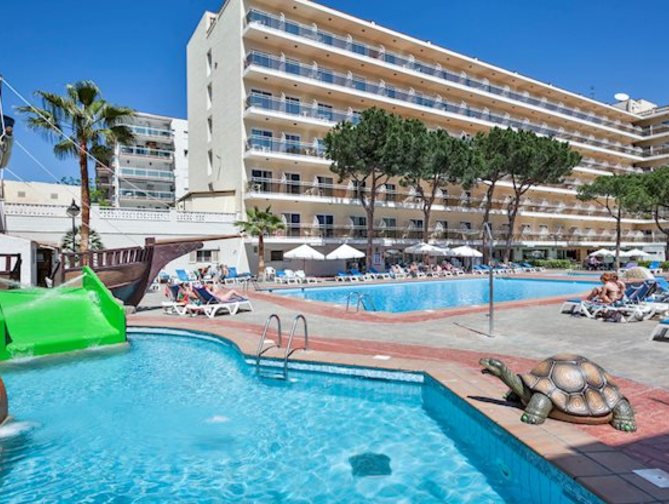 Zwembad van Oasis Park Splash Hotel in Calella, Spanje foto 2