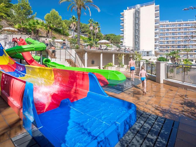 Zwembad met glijbanen van Oasis Park Splash Hotel in Calella, Spanje foto 3