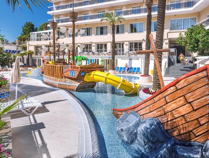 Zwembadzijde bij Oasis Park Splash Hotel in Calella, Spanje foto 1