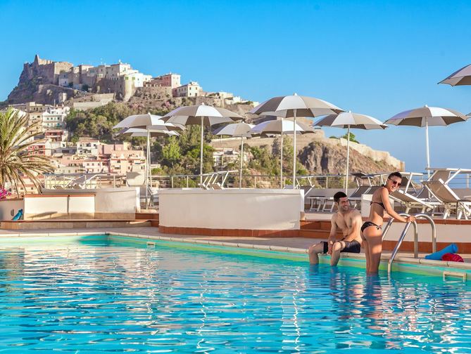 Zwembad van Hotel Pedraladda in Castelsardo, Italie foto 2