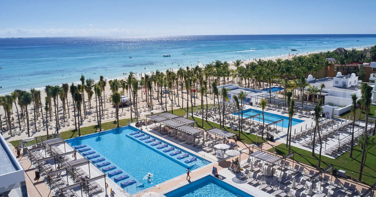 Zwembad met glijbanen van Riu Palace Riviera Maya Hotel in Playa del Carmen, Mexico foto 1