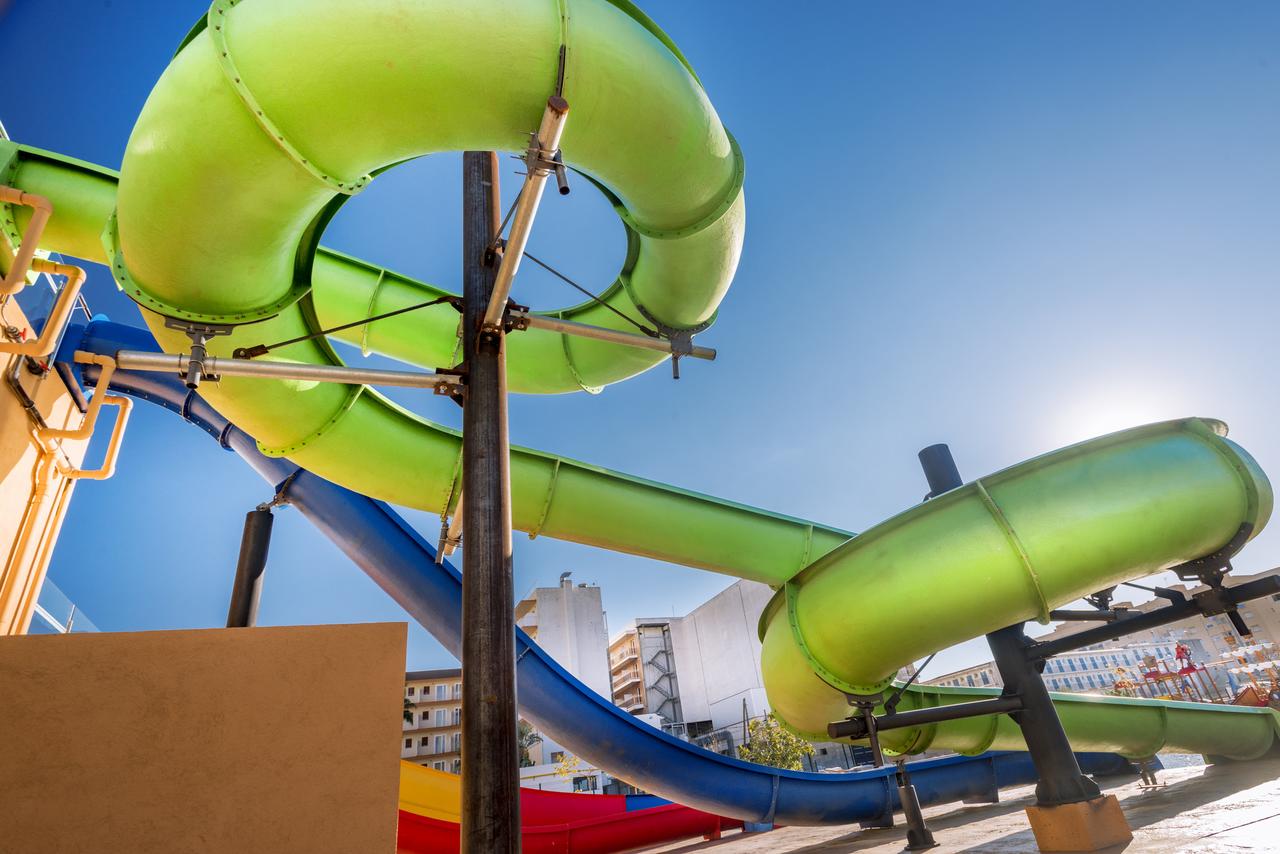 Zwembad met glijbanen van Sumus Stella en Spa Hotel Pineda De Mar, Spanje foto 2