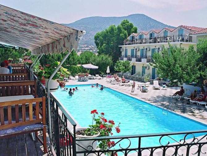 Zwembad van Hotel Theofilos Classic in Petra (Lesbos), Griekenland foto 1