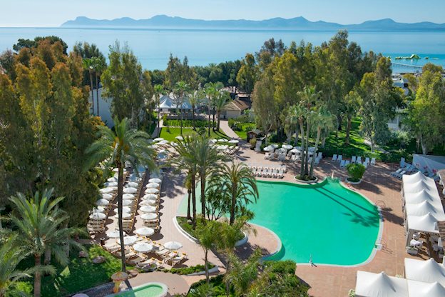 Zwembad van BEROSTAR Ciudad Blanca Hotel in Alcudia, Spanje foto 1