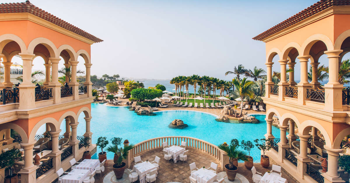 Zwembadzijde bij IBEROSTAR Grand El Mirador Hotel in Costa Adeje, Spanje foto 1
