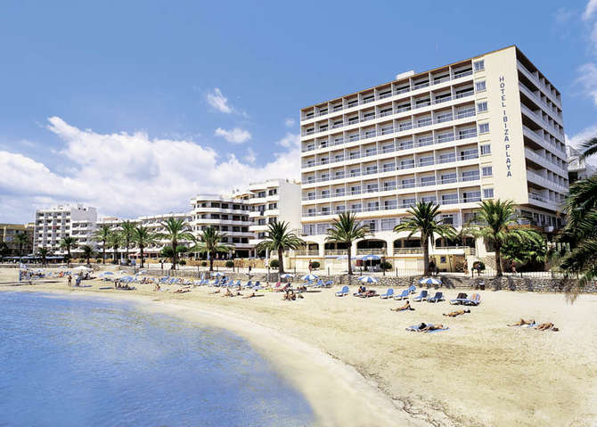 Strand bij Playa Hotel in Ibiza-Stad, Spanje  foto 1