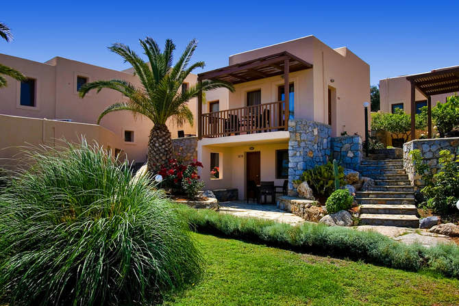 Grasveld bij het Ida Village I & II Hotel in Chersonissos, Griekenland foto 1