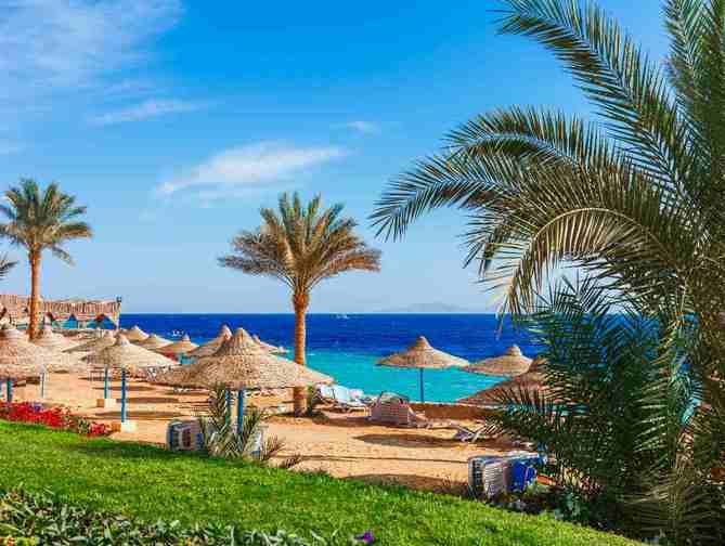 Buitenzijde van het strand bij het Aladdin Beach Resort in Hurghada, Egypte foto 1