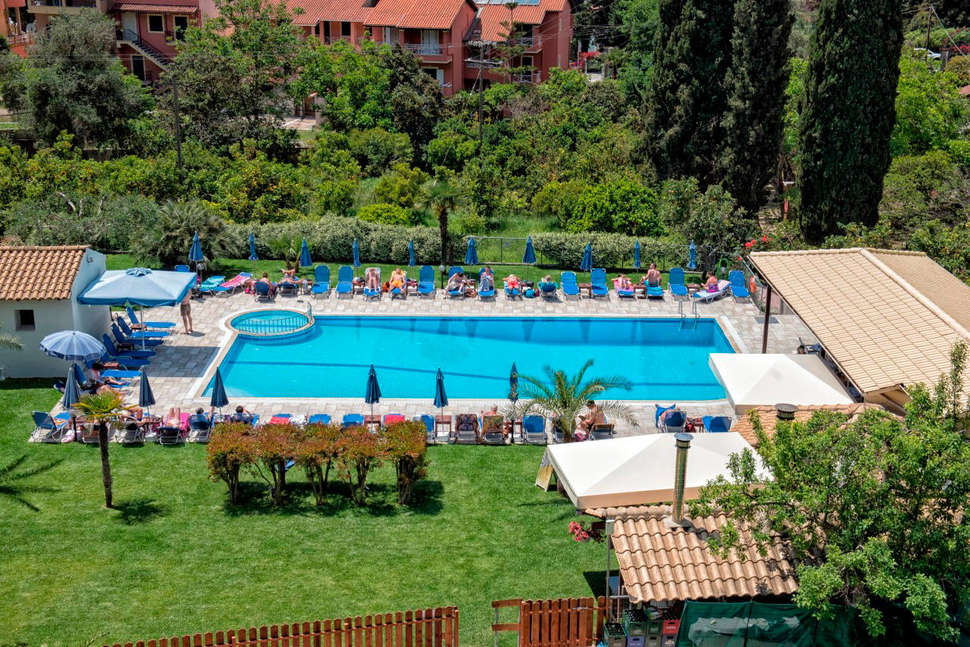 Zwembad van Irene Appartementen Hotel in Agios Gordios, Griekenland foto 1