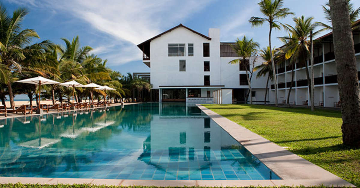 Zwembadzijde bij J Hotel Negombo, Sri Lanka foto 1