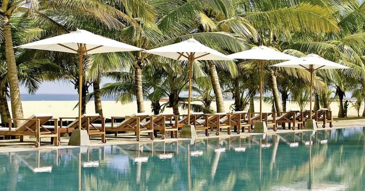 Zwembadzijde bij J Hotel Negombo, Sri Lanka foto 3