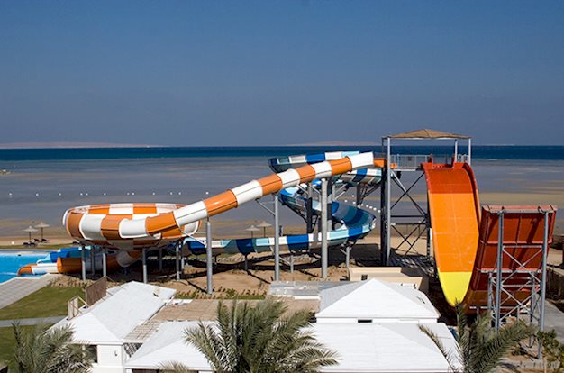 Zwembad met glijbanen van Jaz Aquamarine Resort in Sahl Hasheesh, Egypte foto 3