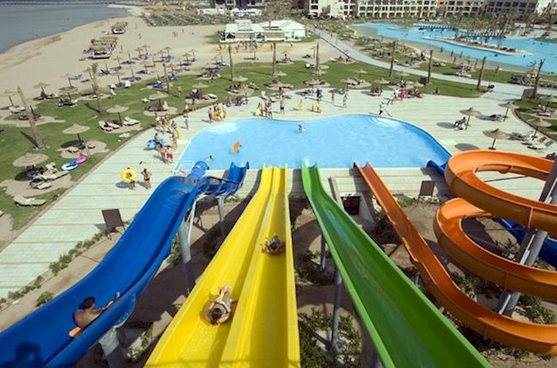 Zwembad met glijbanen van Jaz Aquamarine Resort in Sahl Hasheesh, Egypte foto 2