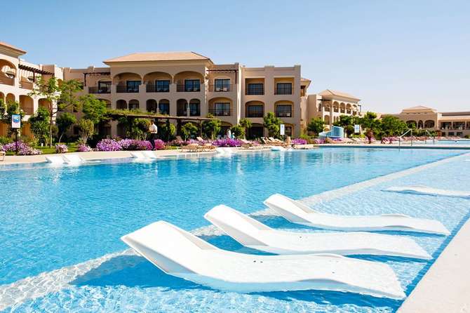 Zwembadzijde bij Jaz Aquamarine Resort in Sahl Hasheesh, Egypte foto 1