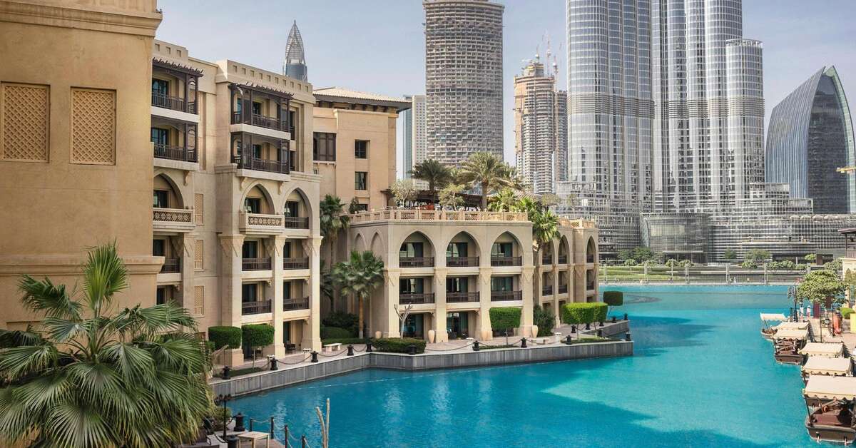 Zwembadzijde bij Jumeira Rotana Hotel in Dubai, Verenigde Arabische Emiraten foto 1
