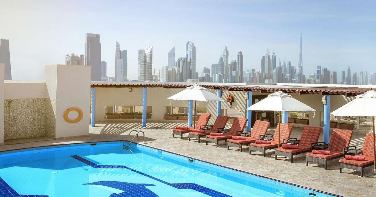 Zwembadzijde bij Jumeira Rotana Hotel in Dubai, Verenigde Arabische Emiraten foto 2