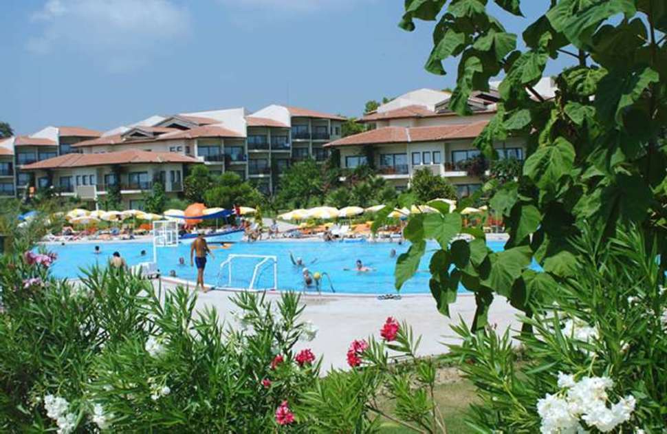 Zwembadzijde bij  Justiniano Club Park Conti Resort in Okurcalar, Turkije foto 2