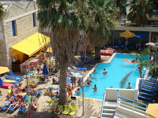 Zwembad van Kassavetis Appartementen Hotel in Chersonissos, Griekenland foto 2