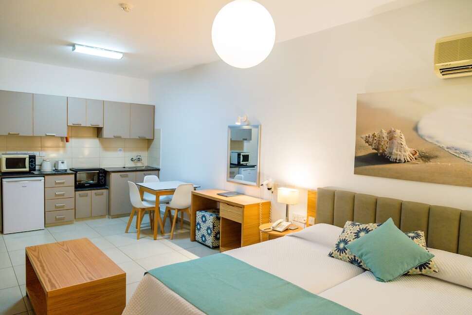 Kefalos Beach Tourist Village Hotel in Paphos, Cyprus foto 4