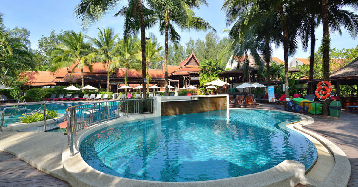 Zwembadzijde bij Bhandari Resort in Khao Lak, Thailand foto 2
