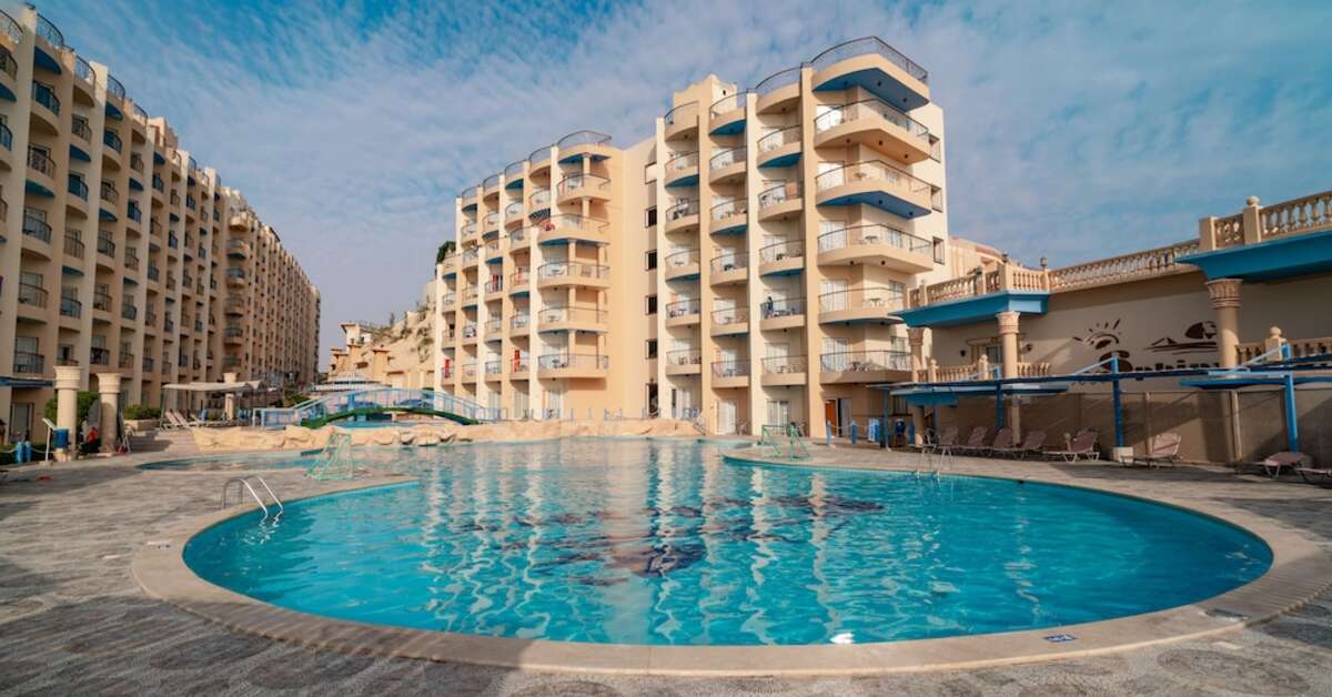 Zwembadzijde bij King TUT Resort in Hurghada, Egypte foto 1