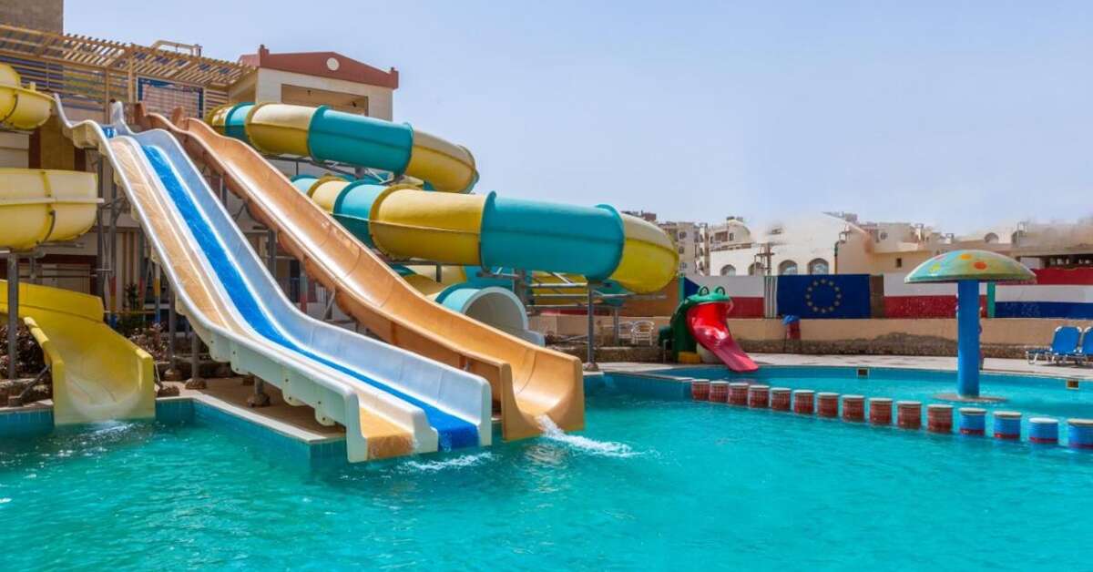 Zwembad met glijbanen van King TUT Resort in Hurghada, Egypte foto 2