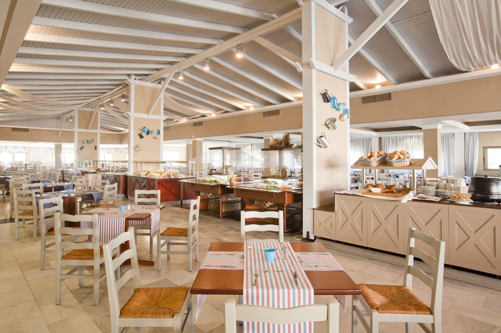 Restaurant in het Kipriotis Village Resort in Psalidi, Griekenland foto 3