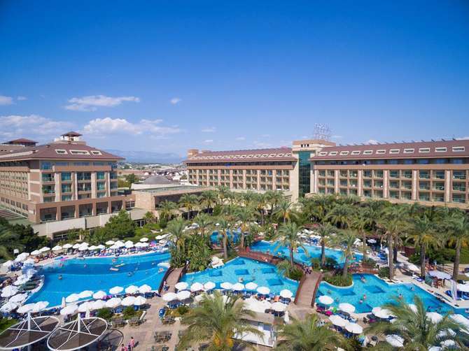 Zwembad van glijbanen van Kumkoy Beach Spa & Resort in Side, Turkije foto 1