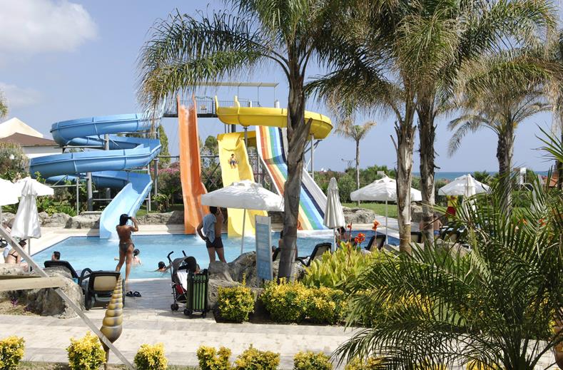 Zwembad met glijbanen van Kumkoy Beach Spa & Resort in Side, Turkije foto 2