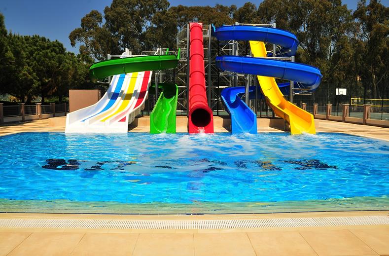 Zwembad met glijbanen van Kustur Holiday Village Hotel in Kusadasi, Turkije foto 2