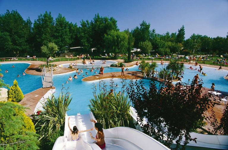 Zwembad met glijbanen van Camping Le Plage Hotel in Serignan, Frankrijk foto 3