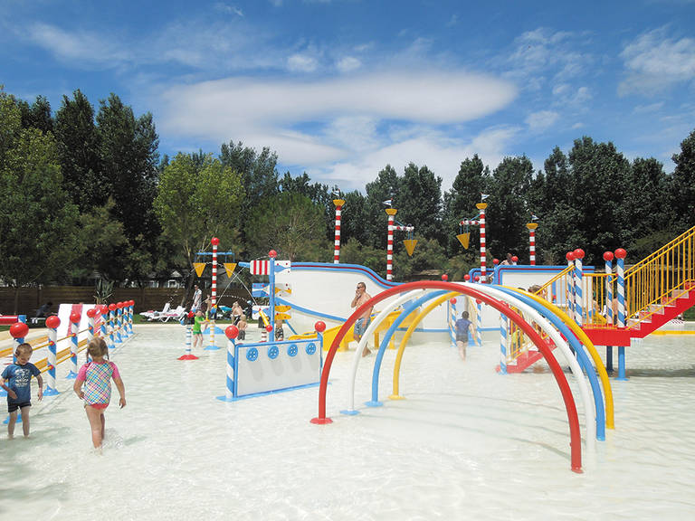 Zwembad van Camping Le Plage Hotel in Serignan, Frankrijk foto 2