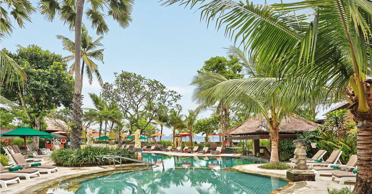 Zwembadzijde bij Legian Beach Hotel in Legian, Indonesië foto 1