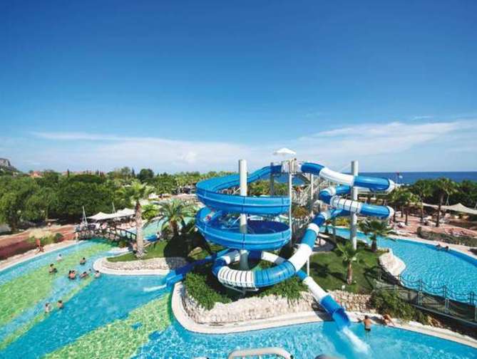 Zwembad met glijbanen van  Limak Limra Hotel & Resort in  Kemer, Turkije foto 3