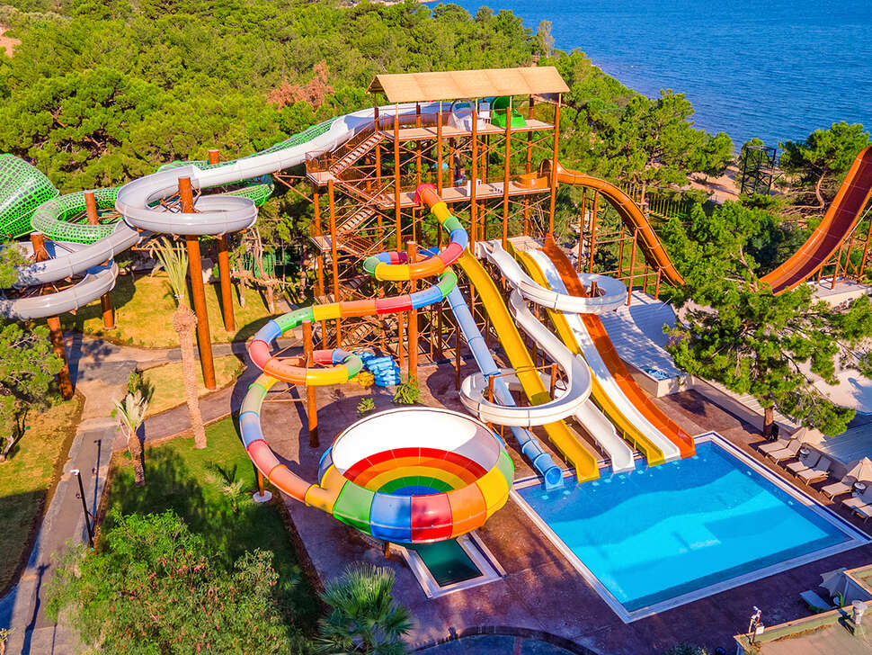 Zwembad met glijbanen van Long Beach Club Nature Hotel Akbük, Turkije foto 2