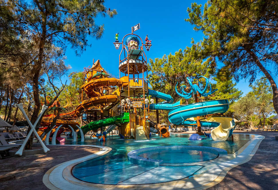 Zwembad met glijbanen van Long Beach Club Nature Hotel Akbük, Turkije foto 3