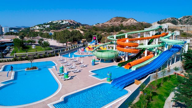 Zwembad met glijbanen van Korumar Ephesus Beach & Spa Hotel by Kusadasi, Turkije foto 1