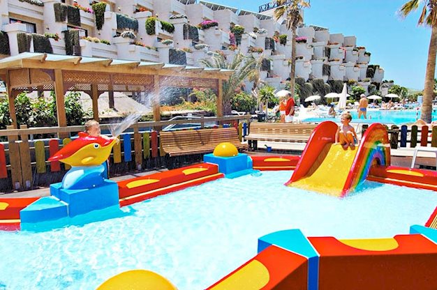 Zwembad met glijbanen van Alexandre Gala Hotel in Playa De Las Americas, Spanje foto 2