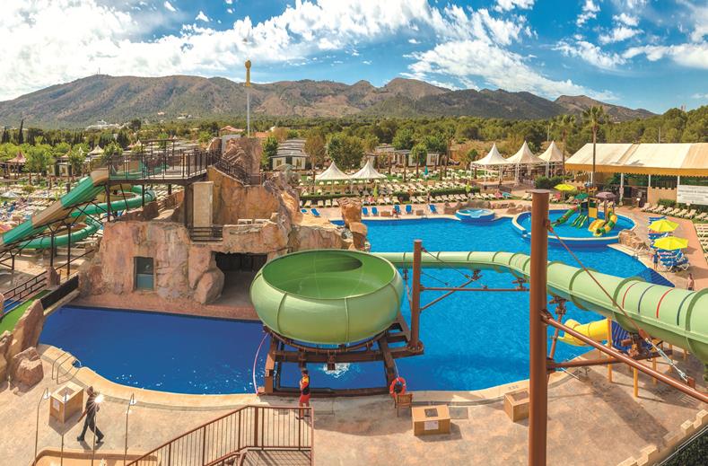 Zwembad met glijbanen van Magic Robin Hood Hotel Albir, Spanje foto 2