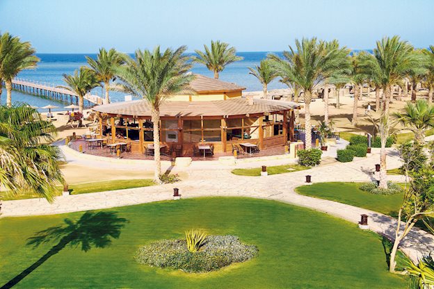 Grasveld bij het Magic Tulip Beach Resort in Marsa Alam, Egypte foto 3