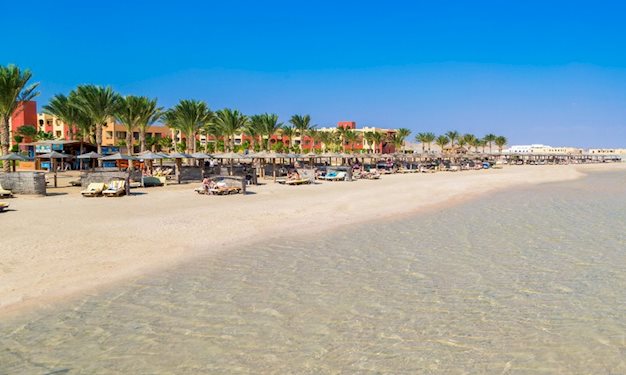 Zee en strand bij het Magic Tulip Beach Resort in Marsa Alam, Egypte foto 5