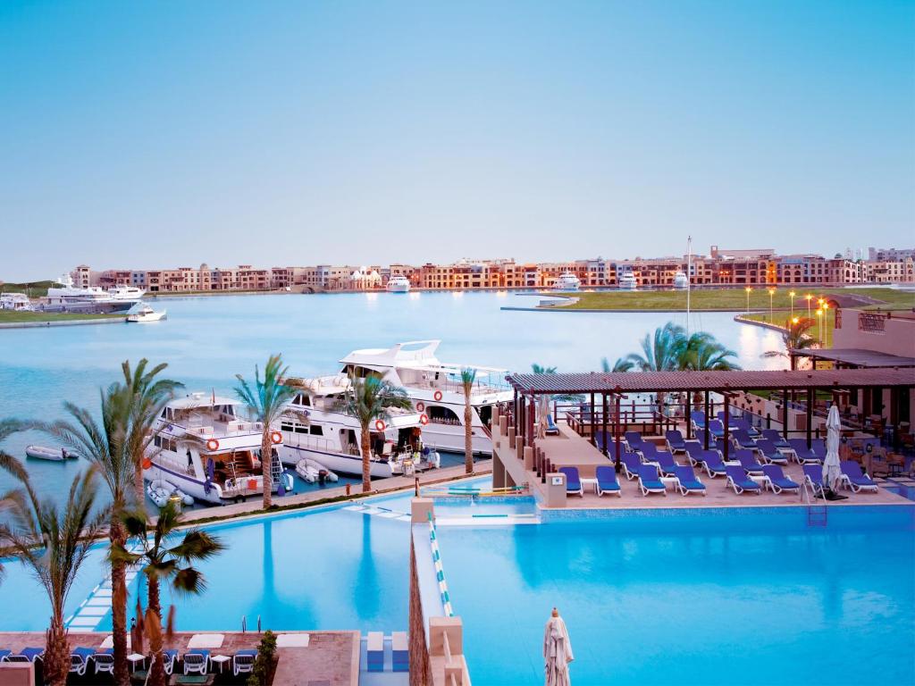 Zwembad van Marina Lodge Hotel in Port Ghalib, Egypte foto 1