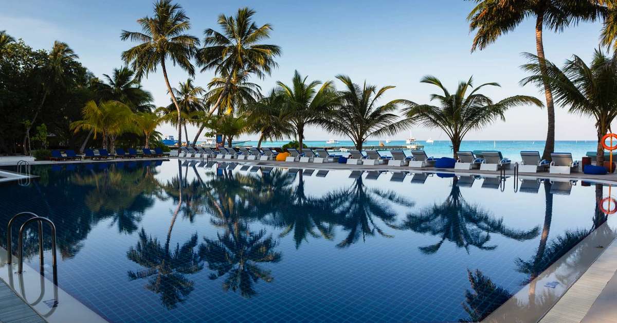 Zwembad van Meeru Island Resort & Spa Hotel Meerufenfushi, Malediven foto 1